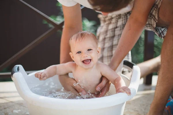 What You Need and What to Do When Bathing a Newborn